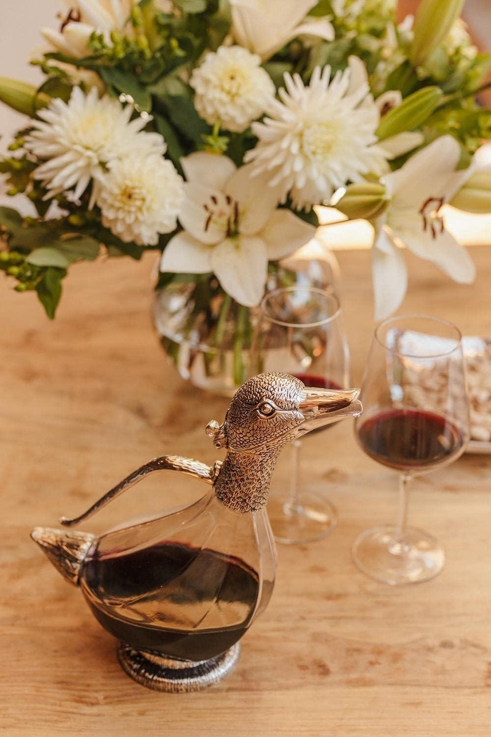 Luxury Duck-Shaped Wine Decanter 0.9L Glass Carafe with Silver-Plated Detail