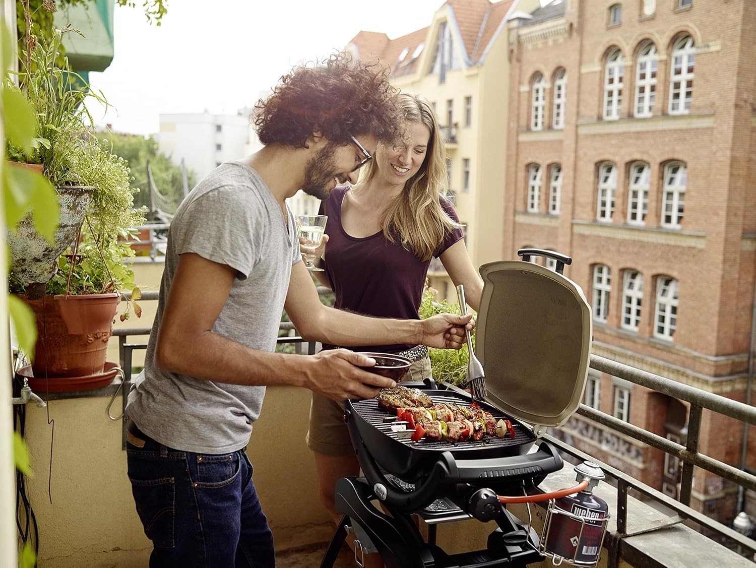 Portable Gas BBQ Grill with Cast Iron Grate & Aluminium Lid | Compact