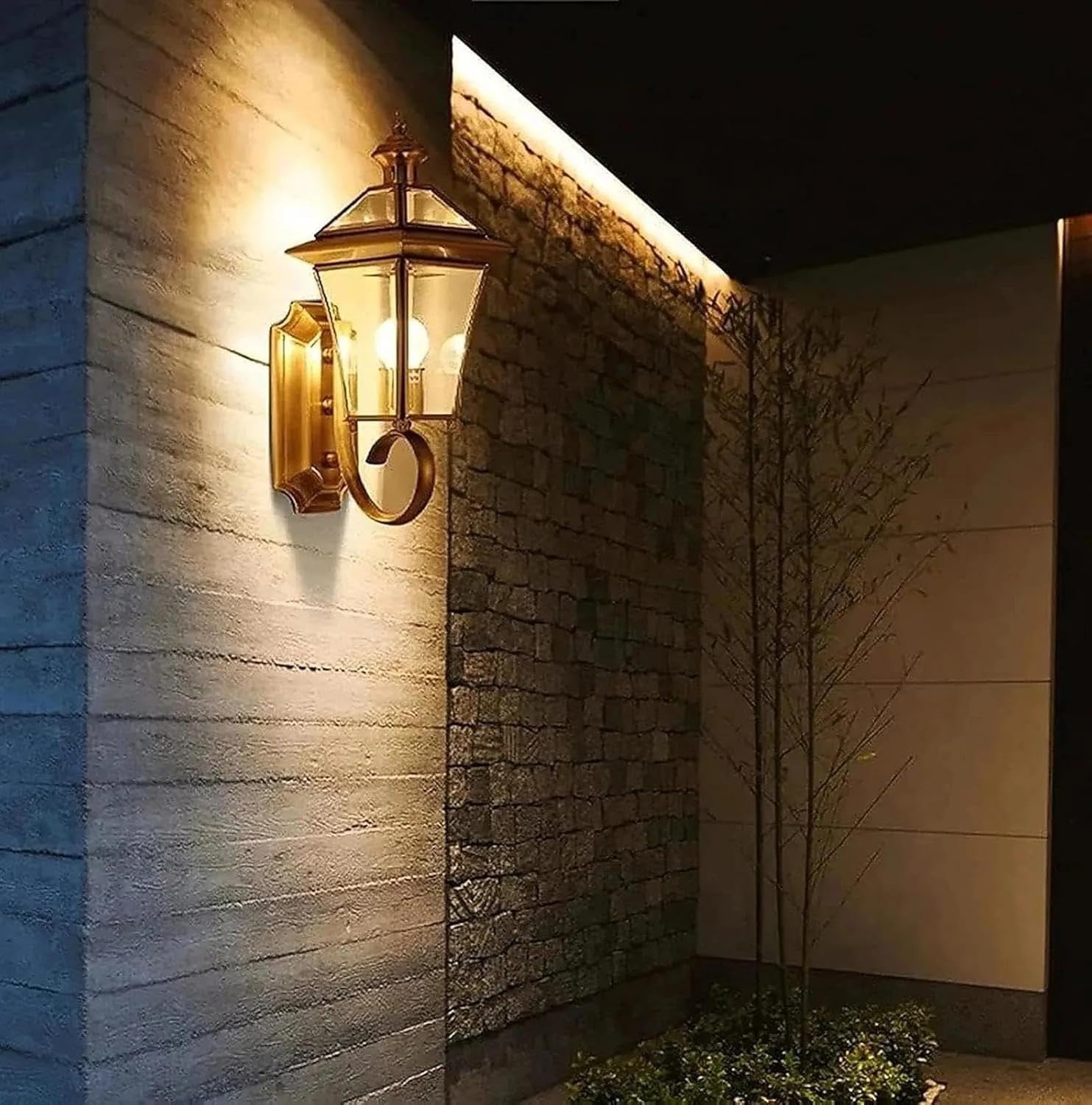 Vintage Brass Outdoor Wall Lantern – Rustic Glass E27 Sconce