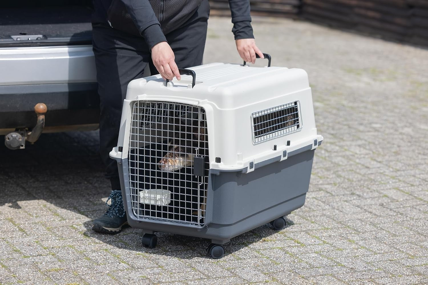 Lockable Durable Pet Travel Crate IATA Approved 81x56x59cm with Water Bowl