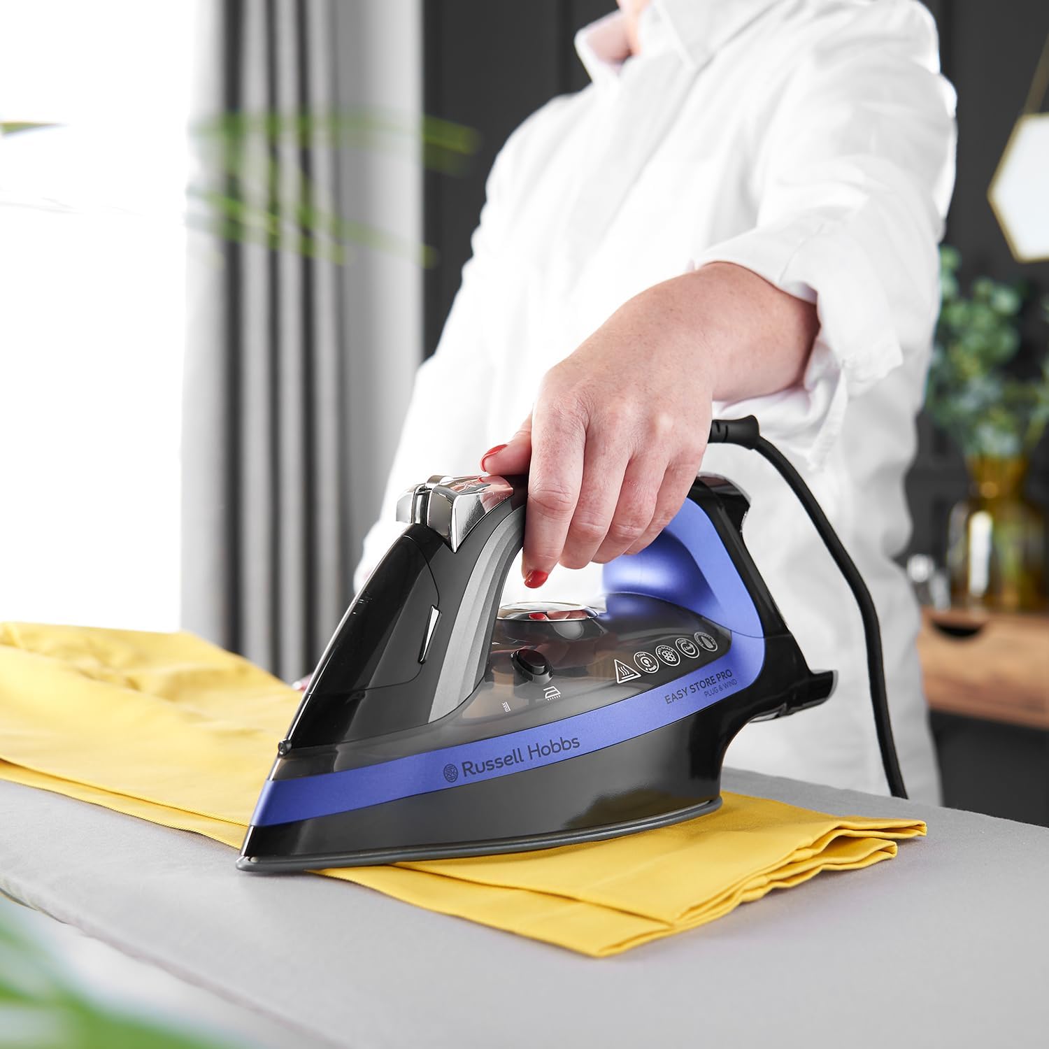 2400W Steam Iron 200g Steam Boost Ceramic Soleplate One Temp