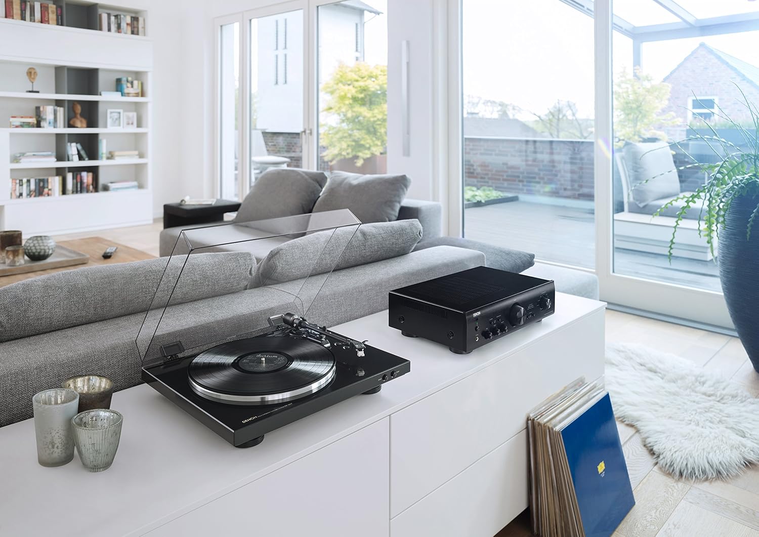 Automatic Turntable with Built-In Preamp, High-Mass Aluminium Platter, Black