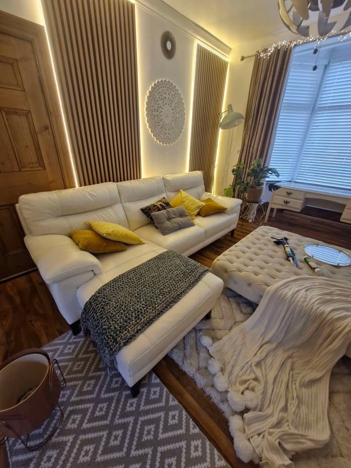 Lush Compact White Leather Corner Sofa (PTP) - Kwikley