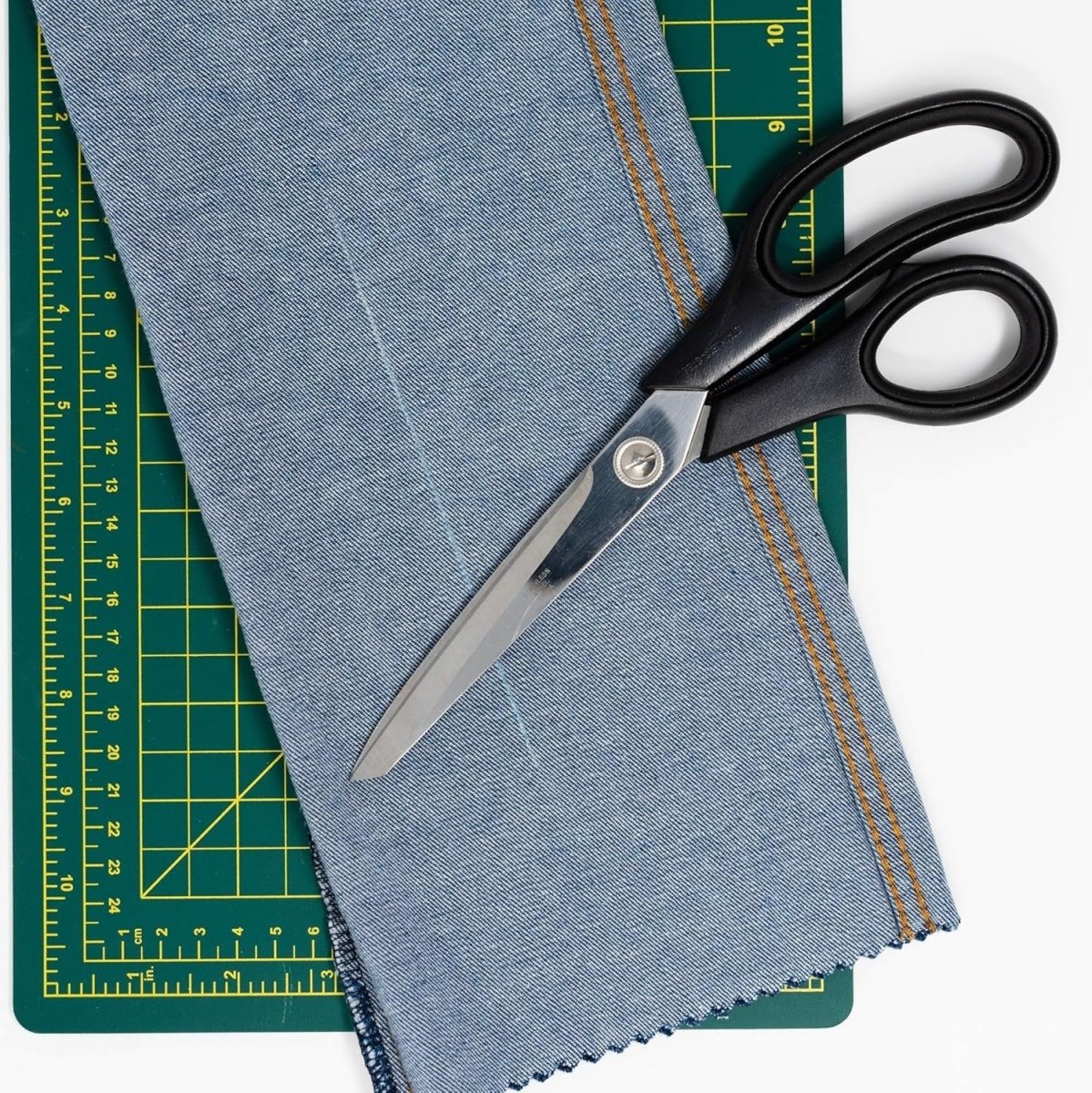 Sewing Machine 14 Stitch Metal Chassis LED Light Scissors Bundle - Kwikley